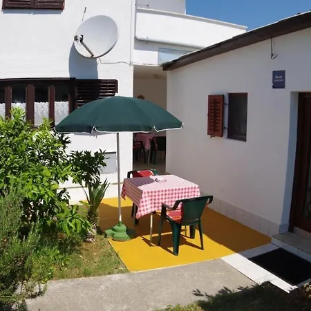 In Mit Grill, Terrasse Und Garten Apartment Premantura